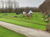 Der Spielplatz unmittelbar am Deich