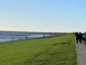 Der gut besuchte Wanderweg am Deich