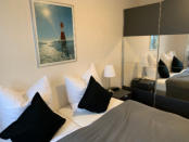 das Schlafzimmer mit Boxspringbett und großem Schrank