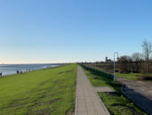 Der sehr gepflegte Wanderweg direkt am Wasser führt bis an die Landspitze von Büsum