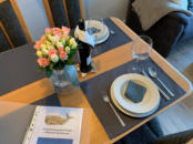 Der Esstisch im gemütlichen Wohnzimmer