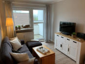 Das Wohnzimmer mit sonnigem Balkon