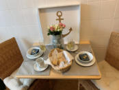 Die Küche mit Tisch und Sitzgelegenheiten