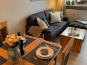 Das Wohnzimmer mit Esstisch und Sofa