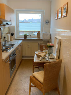 Die Küche mit Fenster und Sitzgelegenheiten