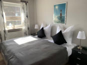 Das Schlafzimmer mit bequemem Boxspringbett