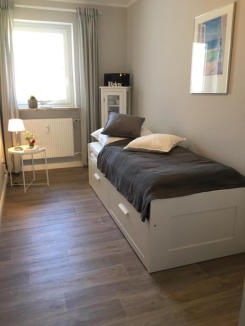 das zweite Schlafzimmer verfügt über ein vollwertiges Bett