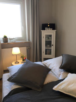 in der Vitrine befinden sich Bücher zur freien Verfügung