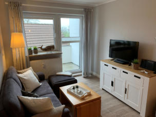 Das Wohnzimmer mit sonnigem Balkon