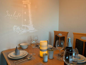 Der Esstisch bietet 4 Personen Platz